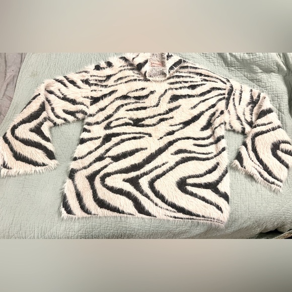 Philosophy Sweaters - Philosophy -Women's Mock Neck Zebra Printed Sweater (faux fur/ size XL